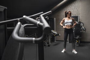 woman-with-visible-abs-doing-fitness (3)