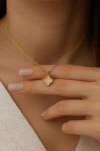 ✨ Doğal zarafet ve gold şıklık tek tasarımda!_925…